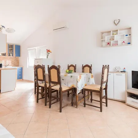 Apartment In Privlaka Mit Garten, Grill Und Terrasse