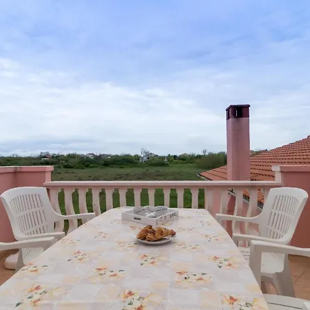 Apartment In Privlaka Mit Garten, Grill Und Terrasse *
