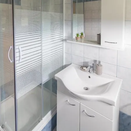 In Privlaka Mit Garten, Grill Und Terrasse Apartment *