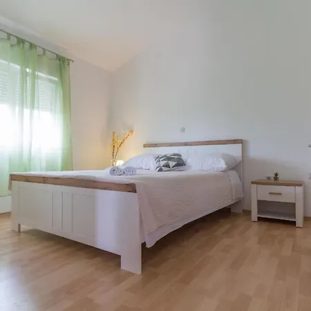 In Privlaka Mit Garten, Grill Und Terrasse Apartment *